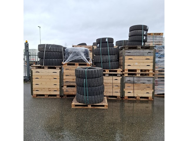Partij diverse banden, o.a continental, michelin - afbeelding 1 van  16
