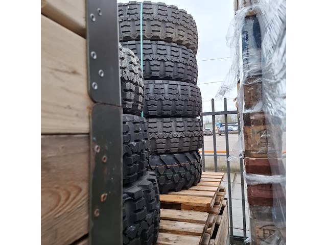 Partij diverse banden, o.a continental, michelin - afbeelding 15 van  16