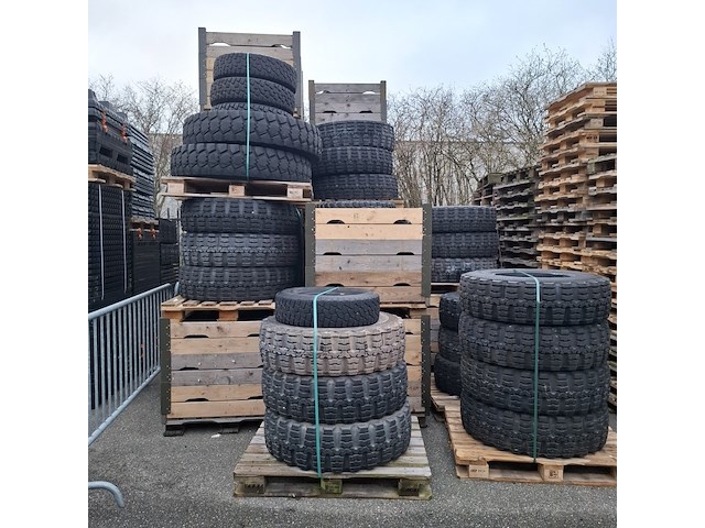 Partij diverse banden, o.a. continental - afbeelding 1 van  11