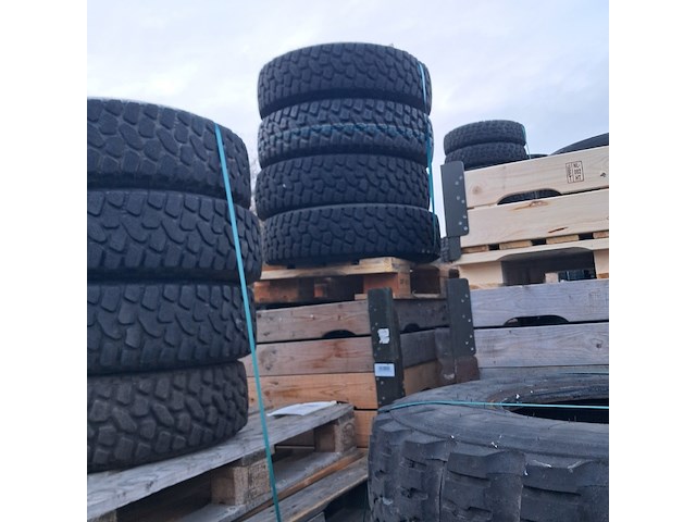 Partij diverse banden, o.a michelin, continental - afbeelding 9 van  9