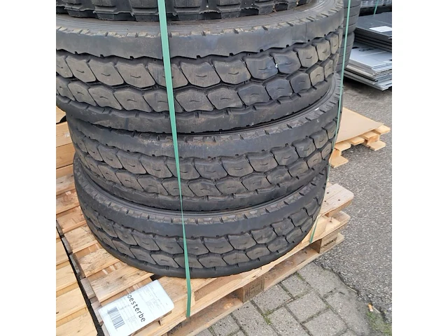 Partij diverse banden, o.a michelin, continental - afbeelding 11 van  15