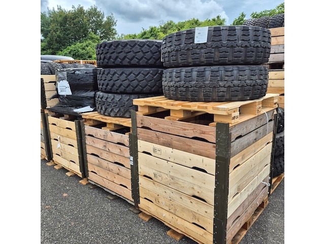 Partij diverse banden, o.a. michelin/continental en goodrich - afbeelding 8 van  10