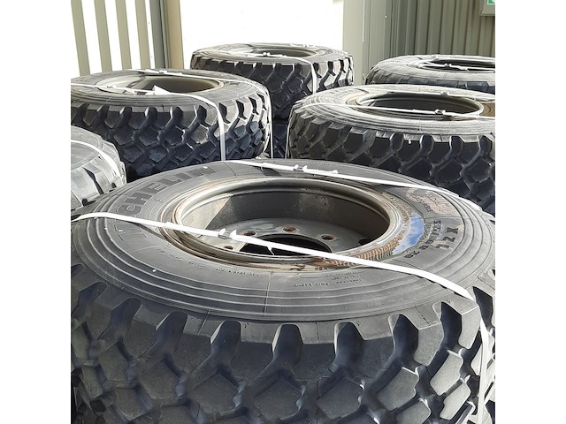 Partij diverse banden op velg, o.a michelin - afbeelding 3 van  32