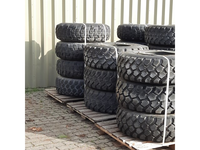 Partij diverse banden op velg, o.a michelin - afbeelding 28 van  32