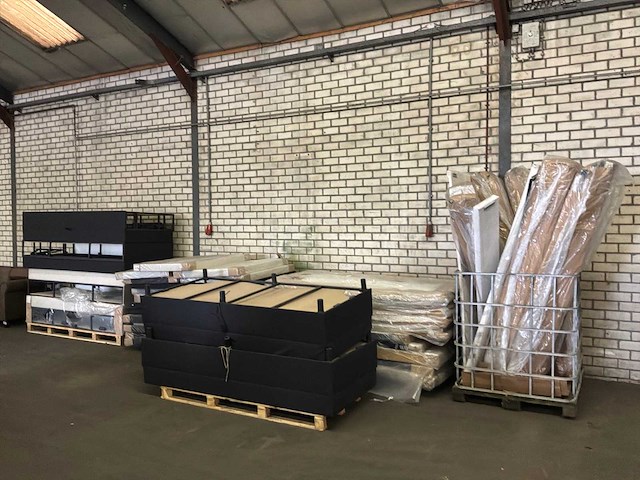 Partij diverse bedframes/onderdelen - afbeelding 1 van  6