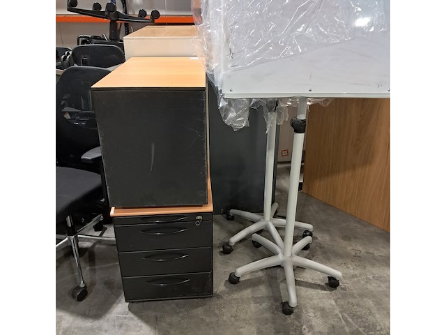Partij diverse bedrijfsinventaris, o.a. artifort - afbeelding 22 van  35