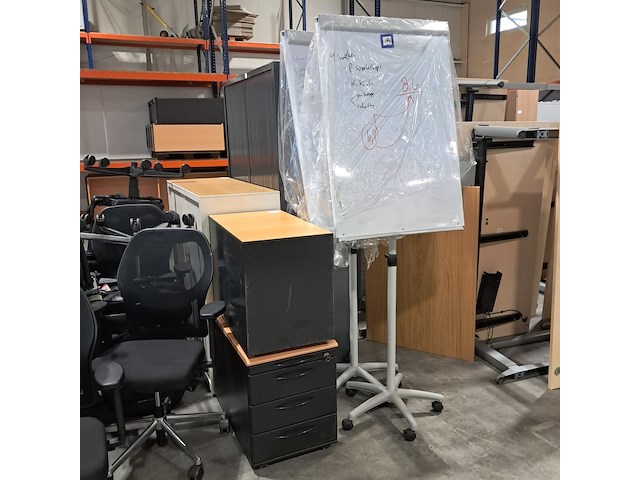 Partij diverse bedrijfsinventaris, o.a. artifort - afbeelding 31 van  35