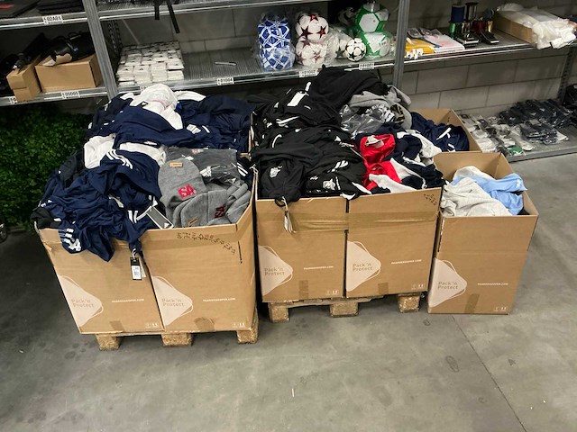 Partij diverse (bedrukte) kleding/accessoires o.a adidas (1087x) - afbeelding 1 van  16