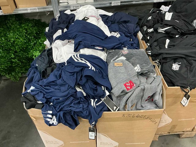 Partij diverse (bedrukte) kleding/accessoires o.a adidas (1087x) - afbeelding 9 van  16