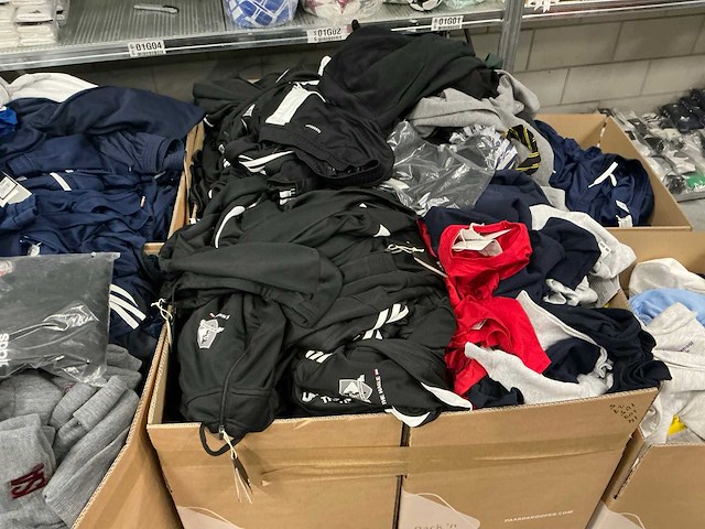 Partij diverse (bedrukte) kleding/accessoires o.a adidas (1087x) - afbeelding 10 van  16