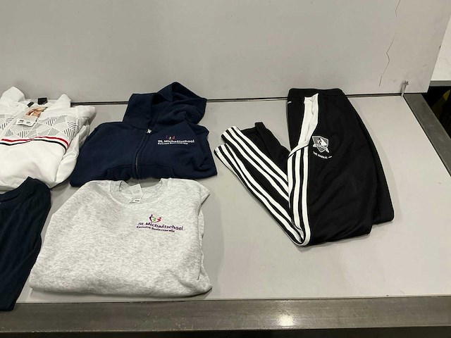 Partij diverse (bedrukte) kleding/accessoires o.a adidas (1087x) - afbeelding 15 van  16