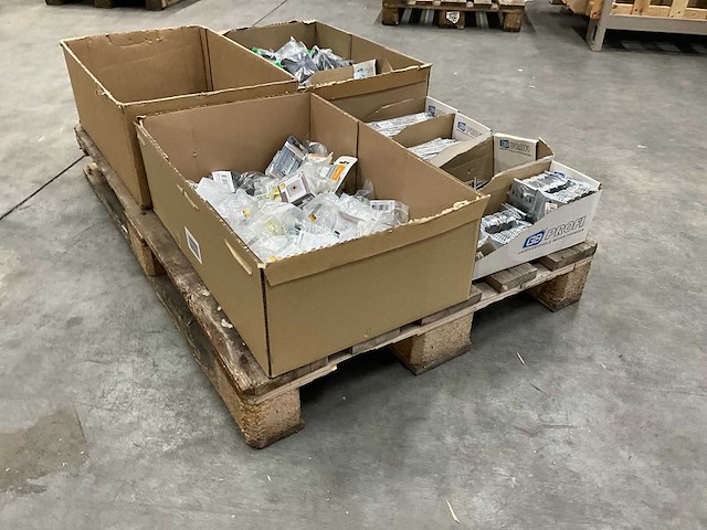 Partij diverse bevestigingsmaterialen - afbeelding 1 van  14