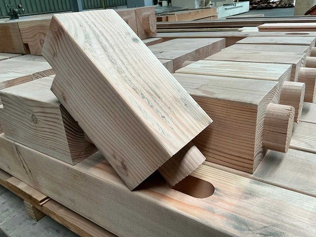 Partij diverse bewerkt hout - afbeelding 1 van  7