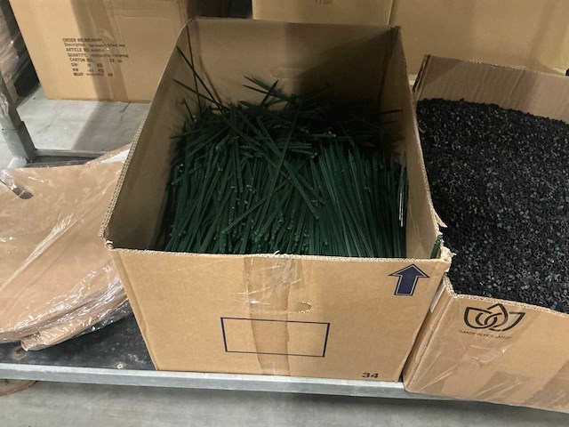 Partij diverse bloemenhoezen/prijslabels/elastieken/etc - afbeelding 11 van  12