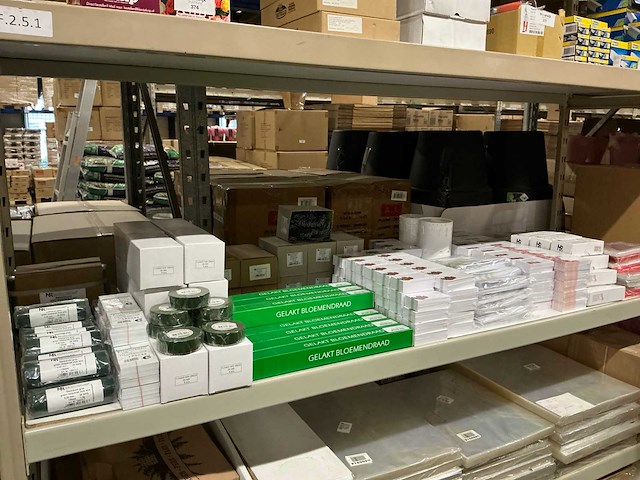 Partij diverse bloemisterij artikelen (303x) - afbeelding 1 van  16