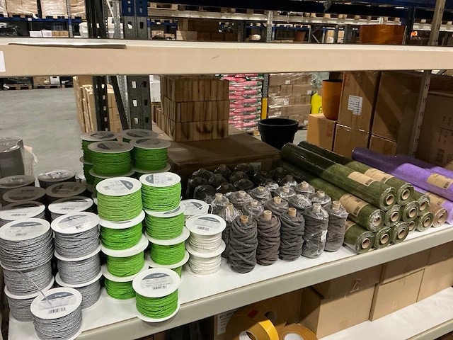 Partij diverse bloemisterij benodigdheden (110x) - afbeelding 1 van  9