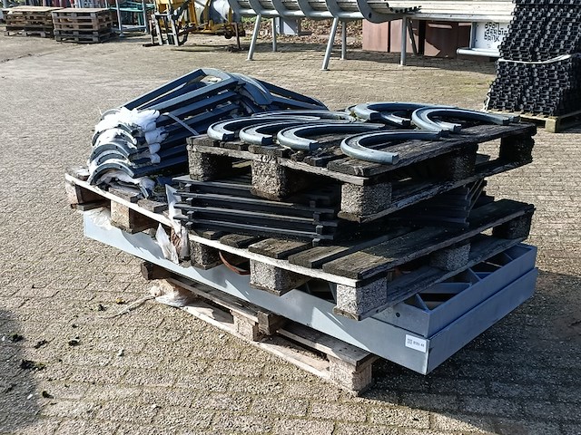 Partij diverse boom krans - roosters en bescherming - afbeelding 1 van  6