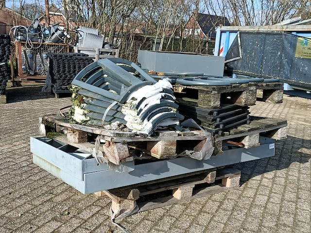 Partij diverse boom krans - roosters en bescherming - afbeelding 2 van  6