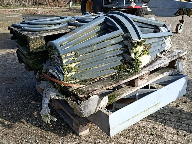 Partij diverse boom krans - roosters en bescherming - afbeelding 3 van  6