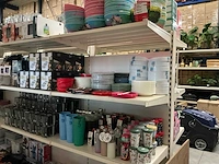 Partij diverse borden/schalen/drinkbekers/flessen/etc (329x)