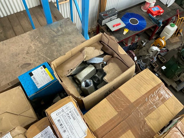 Partij diverse bouten, moeren en schroeven - afbeelding 11 van  19