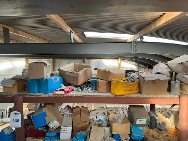 Partij diverse bouten, moeren en schroeven - afbeelding 12 van  19