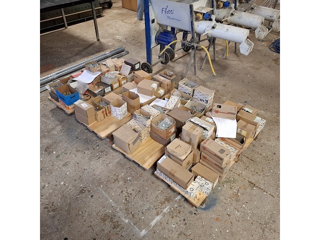 Partij diverse bouten, o.a. wurth, gfo en friulsider - afbeelding 1 van  37