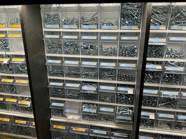 Partij diverse bouten/haken/ogen/duimen/schroeven/moeren/etc - afbeelding 14 van  23