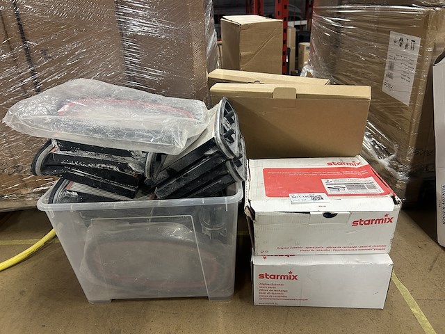 Partij diverse bouwartikelen w.o. stofzuigerfilters - afbeelding 1 van  5