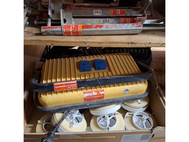 Partij diverse bouwbenodigdheden - afbeelding 39 van  49