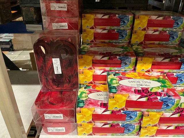 Partij diverse bows/tassen/cadeaupapier (46x) - afbeelding 1 van  7