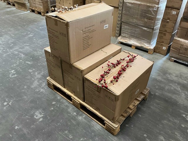 Partij diverse branches gold&red (252x) - afbeelding 1 van  7