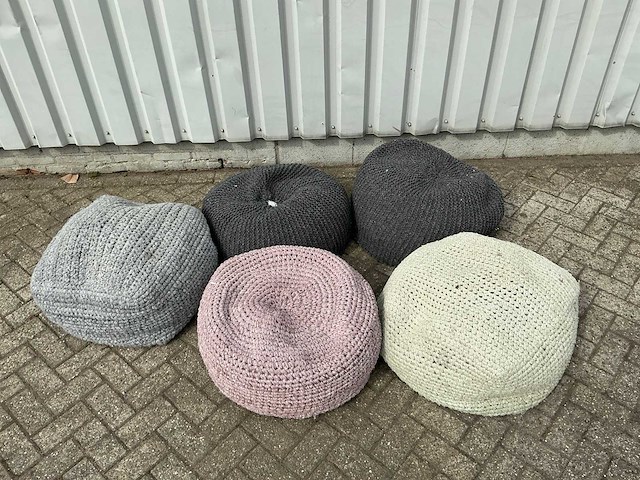 Partij diverse buitenpoefen - afbeelding 1 van  2