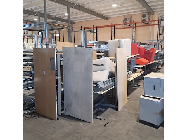 Partij diverse bureaus en tafels - afbeelding 1 van  8
