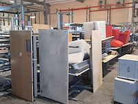 Partij diverse bureaus en tafels