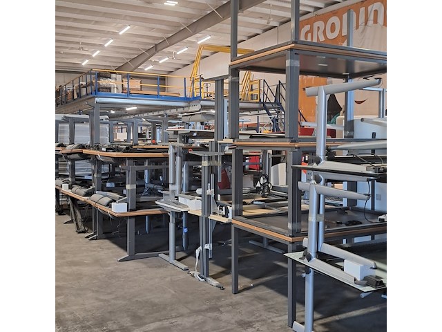 Partij diverse bureaus en tafels - afbeelding 7 van  8