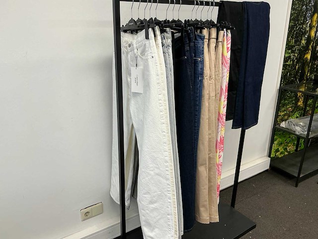 Partij diverse calvinkleinjeans/hugoboss/tiffosi/armaniexchange dames broeken (15x) - afbeelding 1 van  18