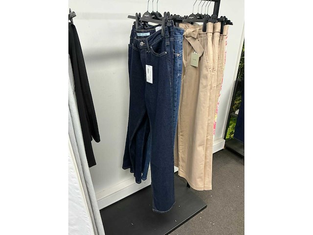 Partij diverse calvinkleinjeans/hugoboss/tiffosi/armaniexchange dames broeken (15x) - afbeelding 16 van  18