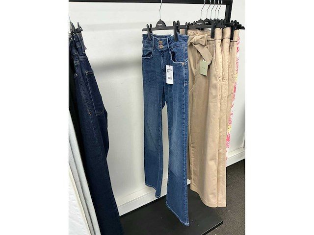 Partij diverse calvinkleinjeans/hugoboss/tiffosi/armaniexchange dames broeken (15x) - afbeelding 17 van  18