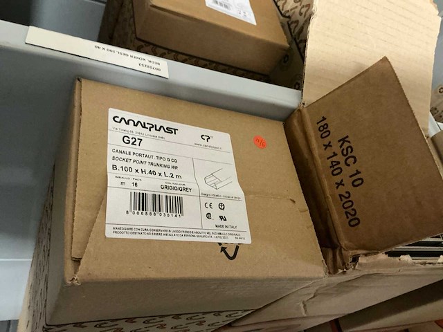 Partij diverse canalplast bedradingskokers/deksels/pvc platen (260x) - afbeelding 2 van  85