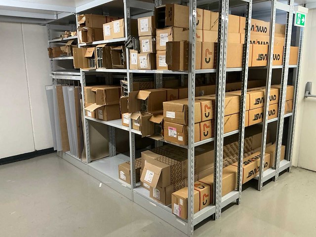 Partij diverse canalplast bedradingskokers/deksels/pvc platen (260x) - afbeelding 17 van  85