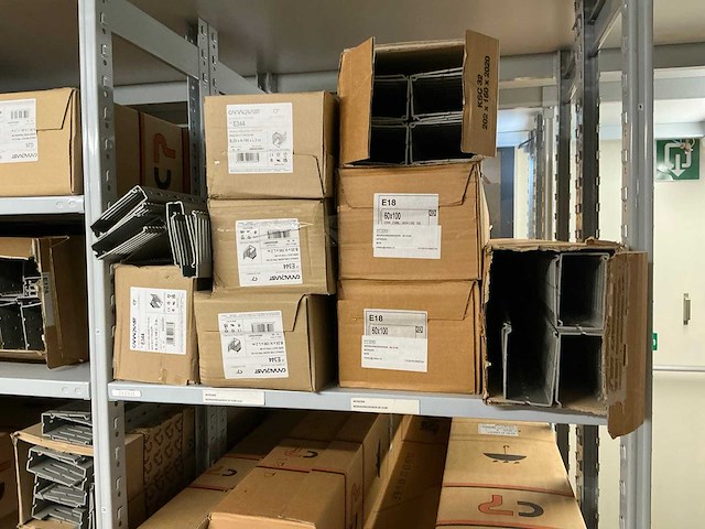 Partij diverse canalplast bedradingskokers/deksels/pvc platen (260x) - afbeelding 18 van  85