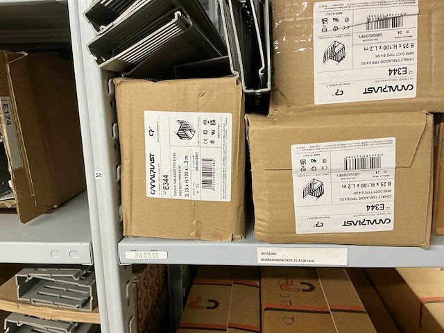 Partij diverse canalplast bedradingskokers/deksels/pvc platen (260x) - afbeelding 20 van  85