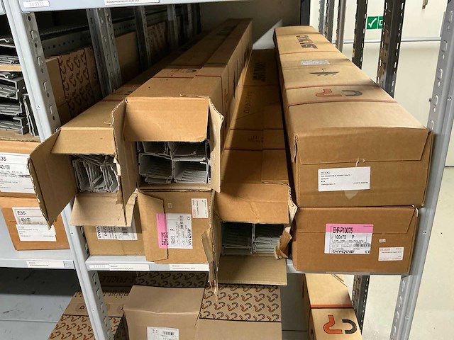 Partij diverse canalplast bedradingskokers/deksels/pvc platen (260x) - afbeelding 21 van  85