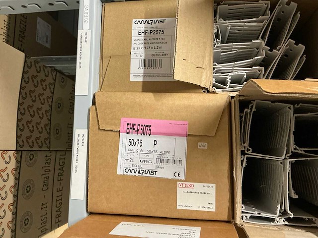 Partij diverse canalplast bedradingskokers/deksels/pvc platen (260x) - afbeelding 24 van  85