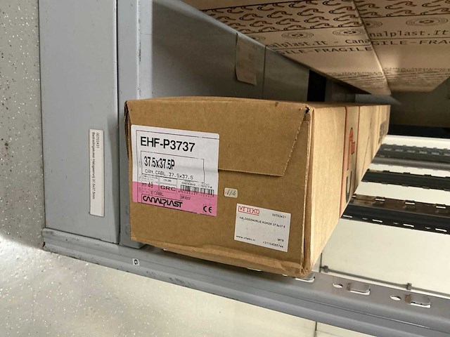 Partij diverse canalplast bedradingskokers/deksels/pvc platen (260x) - afbeelding 26 van  85