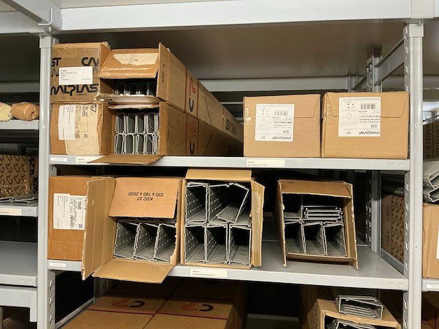 Partij diverse canalplast bedradingskokers/deksels/pvc platen (260x) - afbeelding 29 van  85