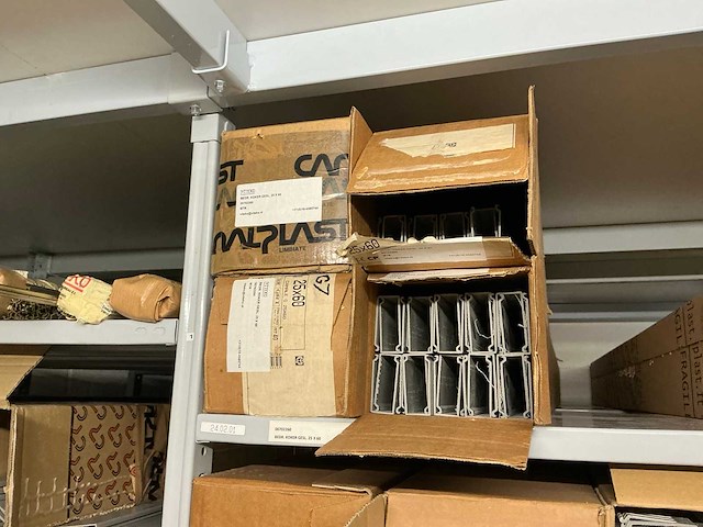 Partij diverse canalplast bedradingskokers/deksels/pvc platen (260x) - afbeelding 31 van  85