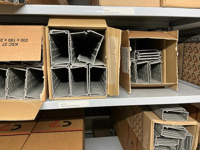 Partij diverse canalplast bedradingskokers/deksels/pvc platen (260x) - afbeelding 33 van  85