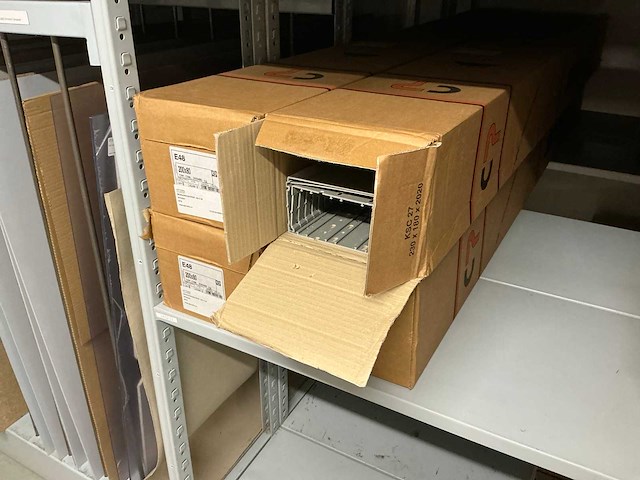 Partij diverse canalplast bedradingskokers/deksels/pvc platen (260x) - afbeelding 36 van  85